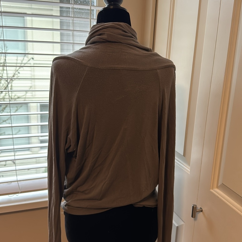 ARITZIA Community Wrapped Bamboo Top - Picture 5 of 11
